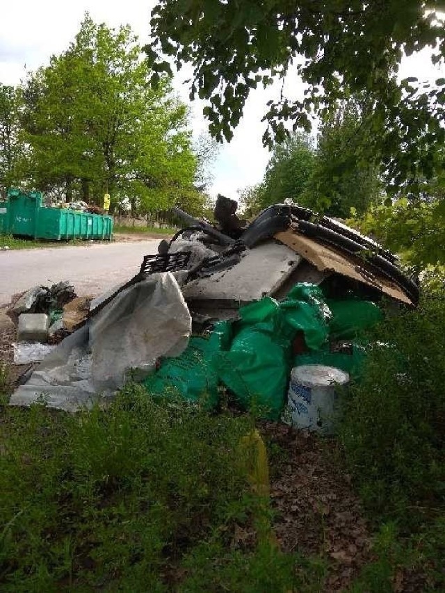 Funkcjonariusze patrolu EKO Straży Miejskiej patrolując rejon strefy ujęć wody pitnej dla Kielce w Białogonie natrafili przy ulicy Chłopska na nielegalne wysypisko śmieci.