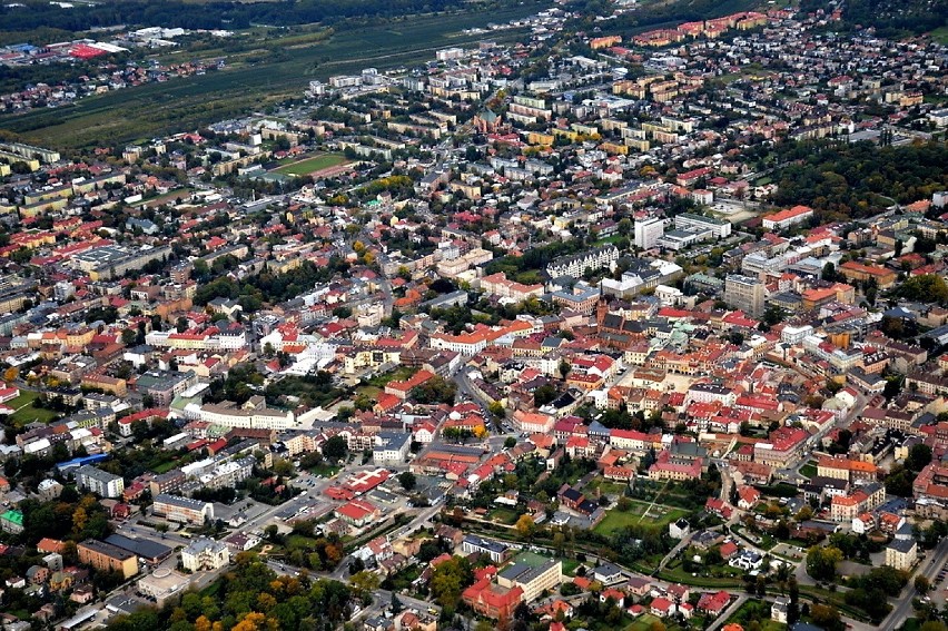 Tarnów z lotu ptaka. Zdjęcia miasta z najwyższych budynków w Tarnowie, balonu oraz miejsc widokowych [GALERIA]