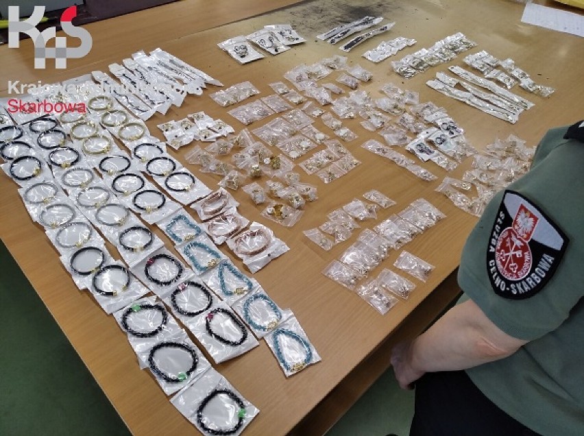 Podrobione zegarki i biżuteria odkryte w przesyłkach z Chin w Oddziale Celnym Pocztowym w Pruszczu