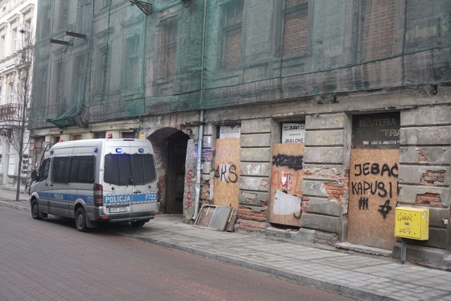 Ulica Jaracza owiana jest złą sławą, podobnie jak pobliska Wschodnia. Jednak najwięcej przypadków picia alkoholu i wszczynania burd odnotowano w bramie posesji pod numerem 17/19. Jak widać na zdjęciu patrole policyjne pojawiają się tu bardzo często...CZYTAJ NA KOLEJNYM SLAJDZIE>>>