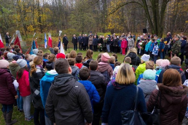 Obchody 100-lecia niepodległości Polski w Sosnowcu będą bardzo wielowymiarowe. Od akademii i apeli, poświęconych 100-leciu odzyskania niepodległości po koncerty i ciekawe historyczne wystawy. Zapraszamy do obejrzenia galerii zdjęć z opisami poszczególnych wydarzeń.