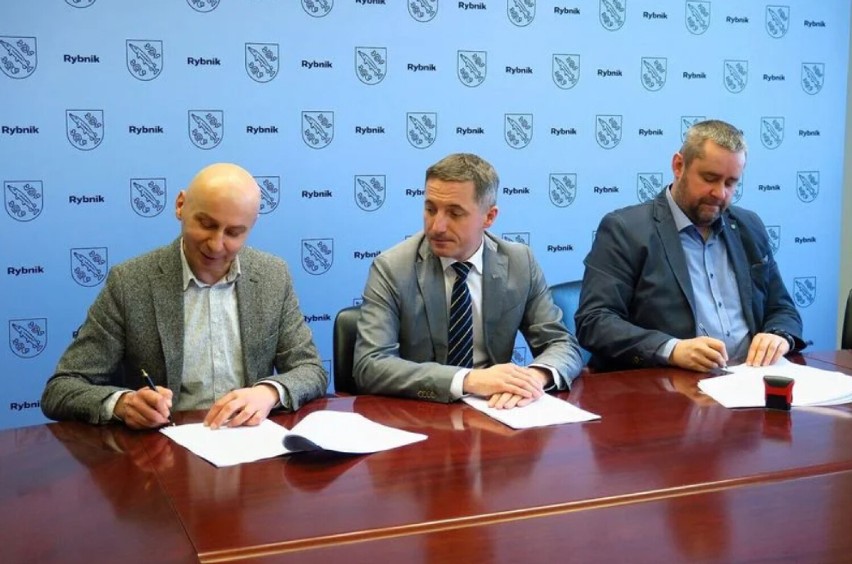 Umowę na budowę mieszkań podpisali: prezydent Rybnika, szef...