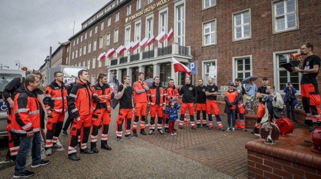Ratownicy medyczni protestowali pod UW w Gdańsku. Walczą o lepsze warunki  pracy [WIDEO,ZDJĘCIA] | Gdańsk Nasze Miasto