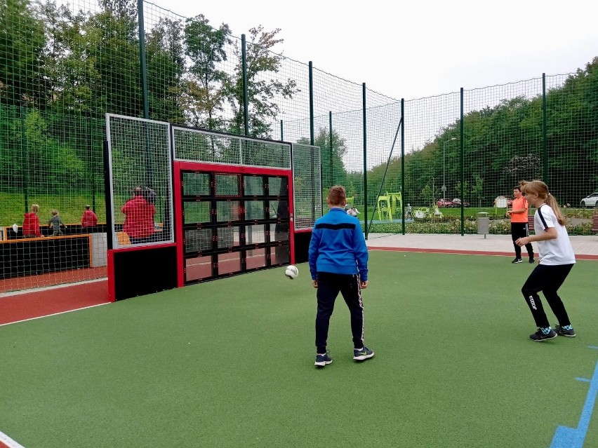 W Chorzowie otwarto nowoczesne boisko piłkarskie, a także mini boisko na cztery bramki oraz korty do tenisa ziemnego ZDJECIA