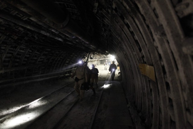 Wstrząs w kopalni Bielszowice. Akcja ratunkowa trwa. Ratownicy odnaleźli jednego z dwóch górników na głębokości 780 m.