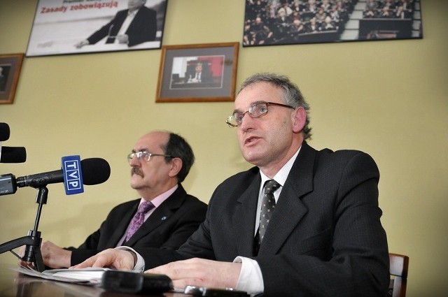 Andrzej Matusiewicz (L) i Mariusz Olbromski (P) podczas konferencji prasowej