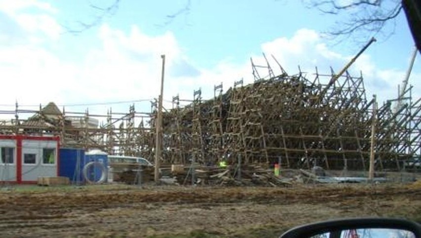 Energylandia. Straty po wichurze na budowie największego na świecie drewnianego rollercoastera ZDJĘCIA