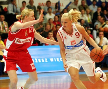 Agnieszka Bibrzycka (z prawej) w czasie ubiegłorocznego meczu reprezentacji w Jaworznie.