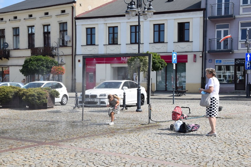 Kurtyny wodne w Skierniewicach przyciągają najmłodszych mieszkańców
