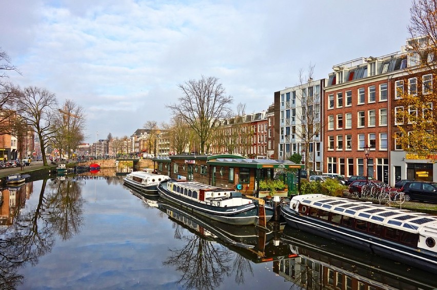 Wakacyjne loty do Amsterdamu z Warszawy kosztować nas będą...