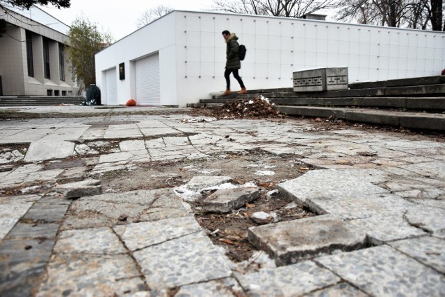 Ta część placu Jana Pawła II w Opolu nie doczekała się remontu