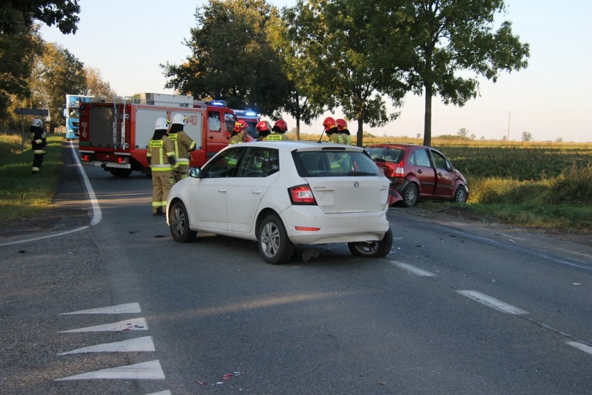 AKTUAZLIZACJA: Zderzenie 3 aut na DK 15. Kobieta trafiła do szpitala [ZDJĘCIA]