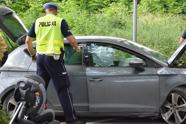 Kolizja na ul. Platanowej w Psarskiem. Trzy osoby poszkodowane, w tym dziecko