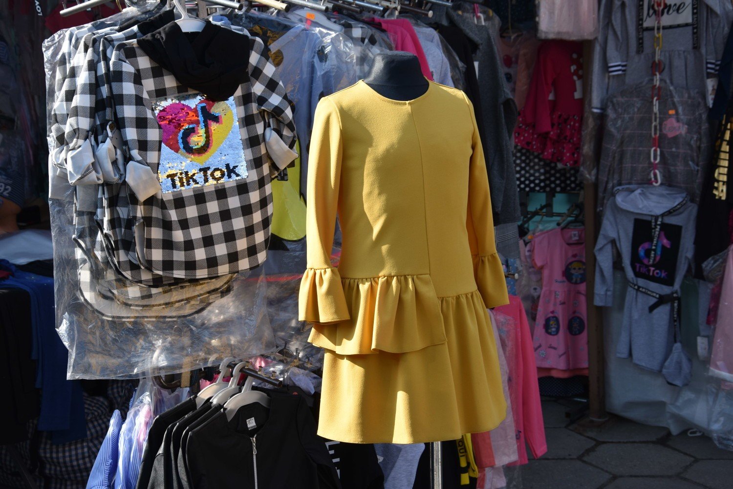 Wiosenna moda na targu w Rybniku - zobacz ZDJĘCIA. Nowa kolekcja już jest,  jednak ludzi mało. Sprawdź CENY | Rybnik Nasze Miasto