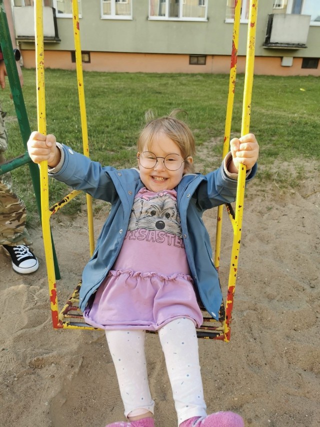 5-letnia Lilianka z Sępólna potrzebuje nowego wózka inwalidzkiego. Ruszyła zbiórka pieniędzy