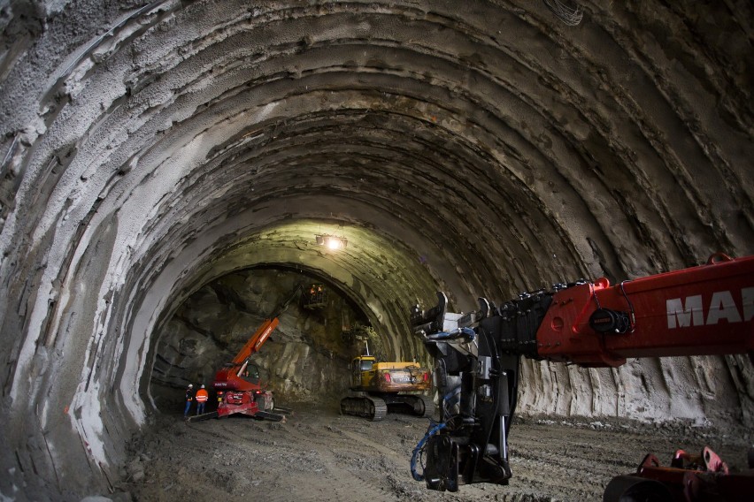 Na zakopiance powstaje najdłuższy tunel w Polsce. Ma już 100 metrów [ZDJĘCIA]