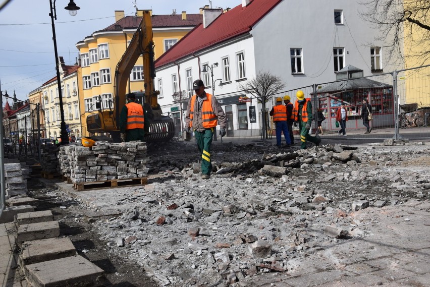 Tarnów. Utrudnienia na Krakowskiej. Robotnicy zrywają porfirową kostkę [ZDJĘCIA]