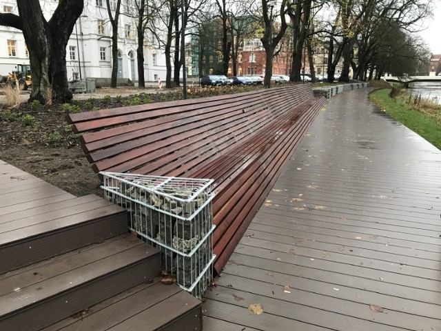 Budowa bulwar&oacute;w nad Słupią trwa zgodnie z planem. Wykonawca zamontował już nawet przewidziane w projekcie ławki i leżaki. Już pierwszej nocy ktoś jednak odkręcił wszystkie śruby i przygotował te leżaki do kradzieży.