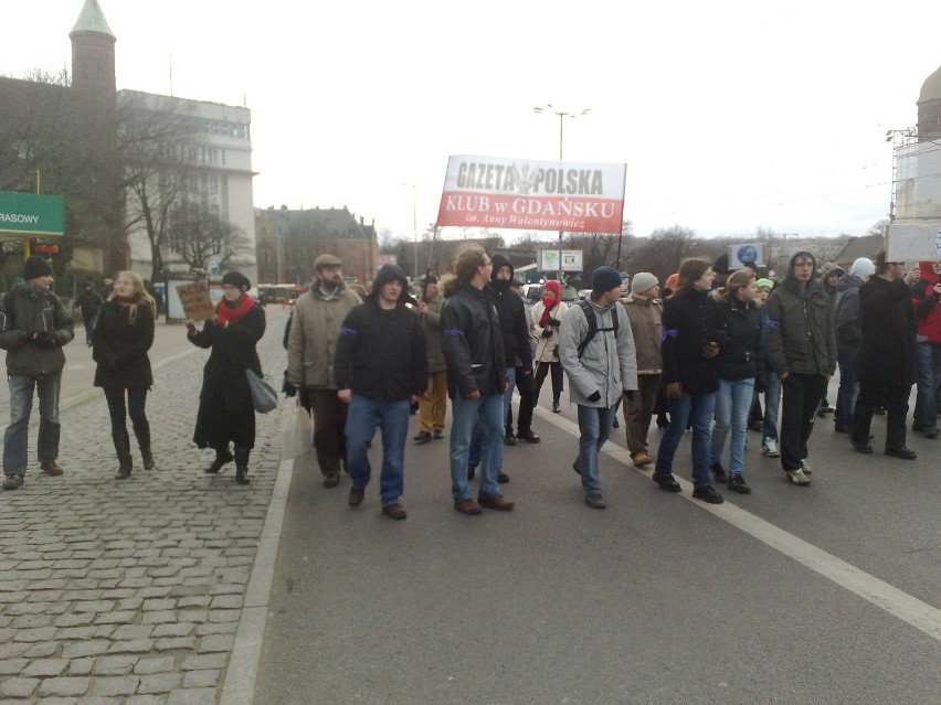 Kilkadziesiąt osób wzięło udział w marszu przeciwko ACTA...