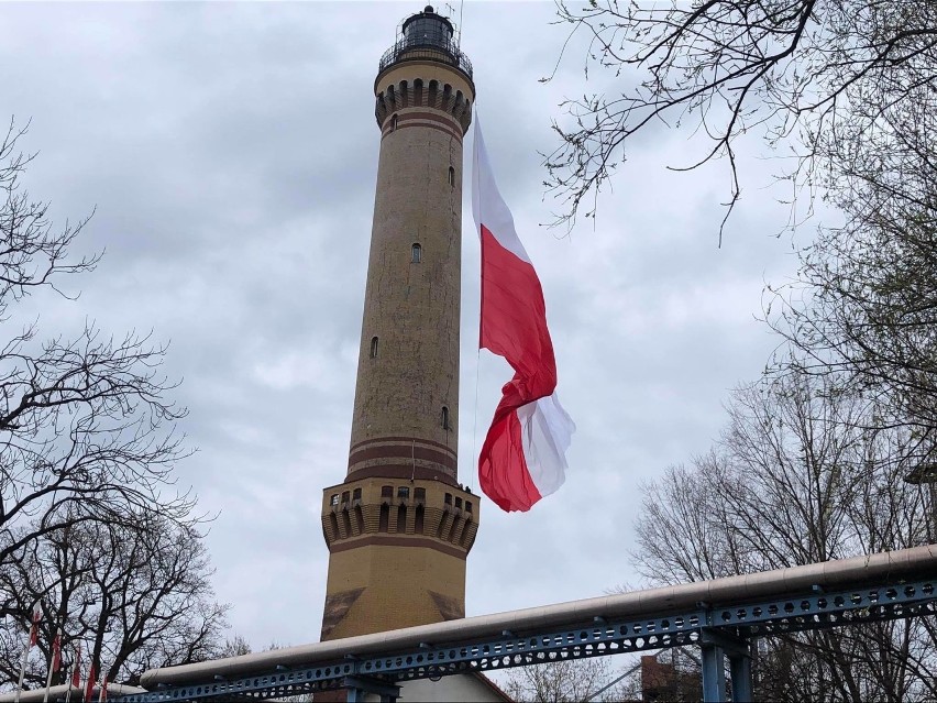 Największa flaga Polska na latarni w Świnoujściu