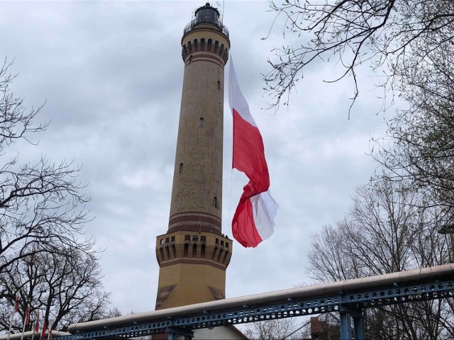 Największa flaga Polska na latarni w Świnoujściu