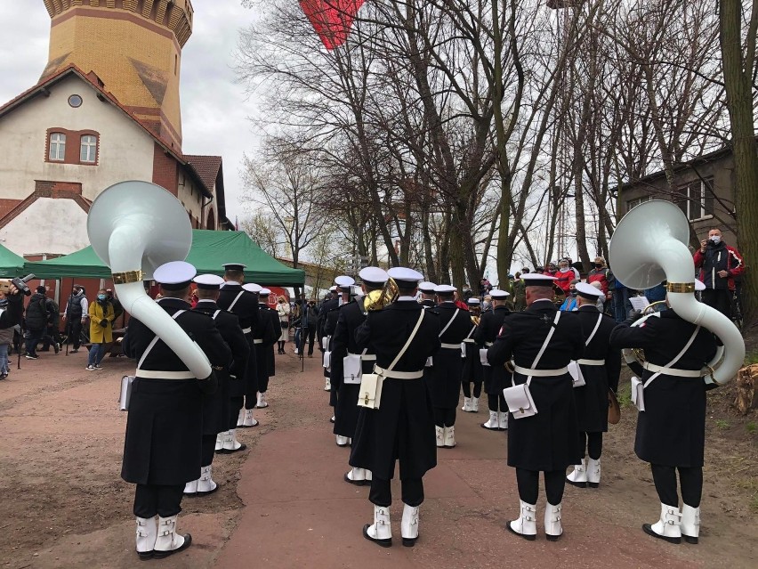 Największa flaga Polska na latarni w Świnoujściu