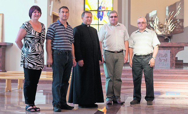 Członkowie Komitetu Budowy Kościoła wraz z proboszczem, ks. Tadeuszem Mrozem, we wnętrzu nowej świątyni