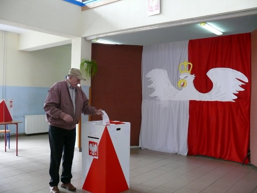 Głosowanie w Obwodowej Komisji Wyborczej w Klukach