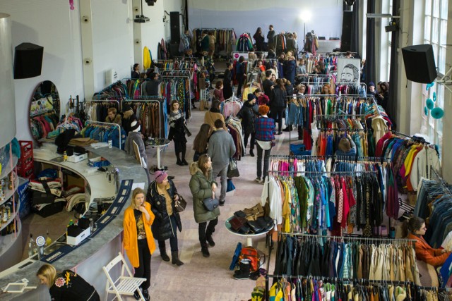 Kolejna edycja Warsaw Vintage Market w Niebie już 18 listopada! Standardowo odbędzie się w niedzielę, w samym centrum Warszawy, czyli w klubie Niebo. Wystawcy zadbają o przygotowanie garderoby na późną jesień i pierwsze mrozy. 
- Będziecie mieli okazję spotkać się z najlepszymi polskimi sklepami i kolekcjonerami mody Vintage i wyposażyć garderoby w ciepłe swetry, stylowe płaszcze i wiele wiele innych – zapowiadają organizatorzy. 
Warsaw Vintage Market to cykliczna impreza vintage dla fanów dobrego stylu, pasjonatów mody i poszukiwaczy skarbów. Wyjątkowe i niepowtarzalne wydarzenie, które pozwoli wam zdobyć ubrania, buty i dodatki w stylu vintage i retro. 

Gdzie: klub Niebo (ul. Nowy Świat 21)
Kiedy: 18 listopada, niedziela, godz. 11-18
Wstęp: darmowy