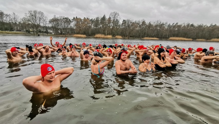 Kąpiel Ostrowskiego Klubu Morsów na Piaskach [ZDJĘCIA]