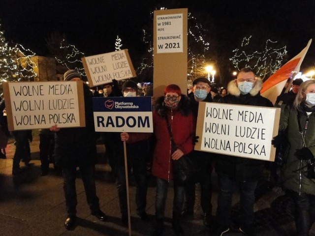 Radomianie w proteście w niedzielę bronili wolnych mediów w Polsce.