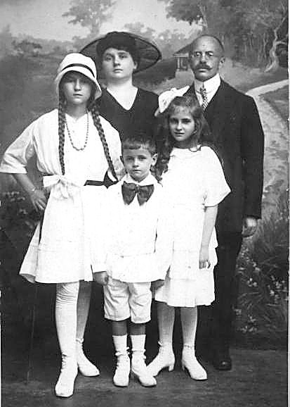 Doktor Michał Karol Biernacki z żoną Julią (z domu Stefańska) i dziećmi Janiną, Jadwigą i Stefanem