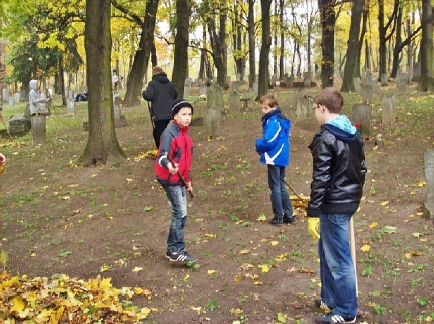 Porządkowali cmentarze na Cytadeli (zdjęcia)