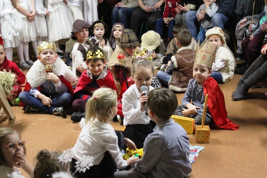 Młodzi aktorzy wcielili się w postacie świętej rodziny, aniołów, pasterzy... Jasełka w przedszkolu nr 1 w Wągrowcu