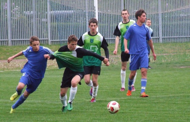 OŚWIĘCIM. Piłkarze Unii (niebieskie stroje) przegrali z Dunajcem Nowy Sącz 0:1 w piłkarskiej małopolskiej lidze juniorów starszych.