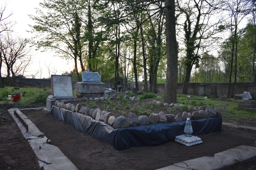 Wolontariusze uporządkowali grób Rondthalerów na cmentarzu ewangelickim w Brzezinach