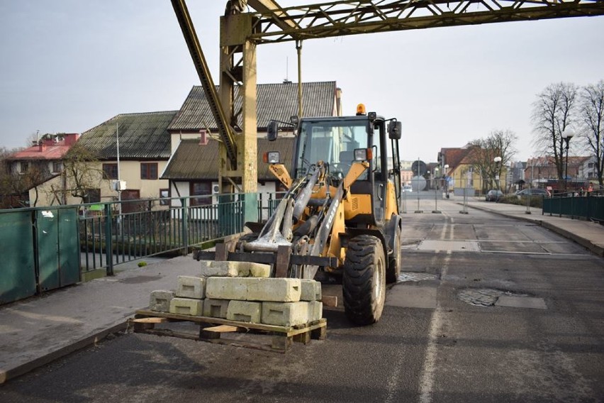 Nowy Dwór Gdański. Most zwodzony w centrum miasta został zamknięty 