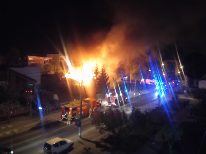 Pożar domu drewnianego przy ul. Głowackiego w Tomaszowie Maz. [ZDJĘCIA, FILM]