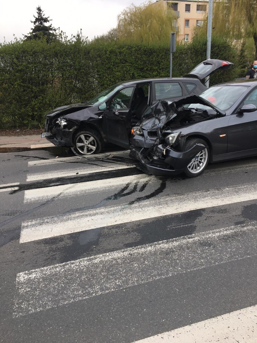 Pleszew. Kierująca BMW nie ustąpiła pierwszeństwa. Znamy szczegóły kolizji na skrzyżowaniu ulic Lipowej i Słowackiego