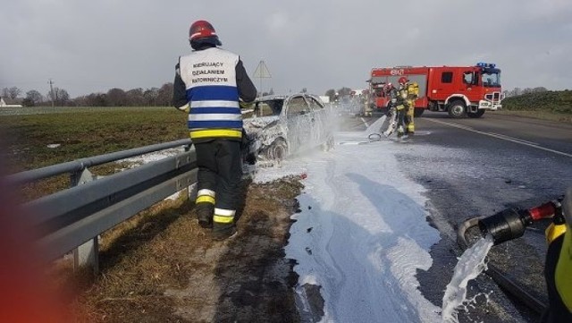 Strażacy ze Strzelec Opolskich, Zalesia Śląskiego i Olszowej gasili pożar samochodu na drodze wojewódzkiej 426. Na Strzeleckiej w Zalesiu przed godziną 11.00 opel corsa wjechał w barierę. Samochód zapalił się. Dwie osoby jadące autem same opuściły pojazd, nic poważnego im się nie stało.