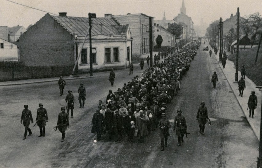 Ranek 14 czerwca 1940 roku. Więźniowie prowadzeni ulicami...