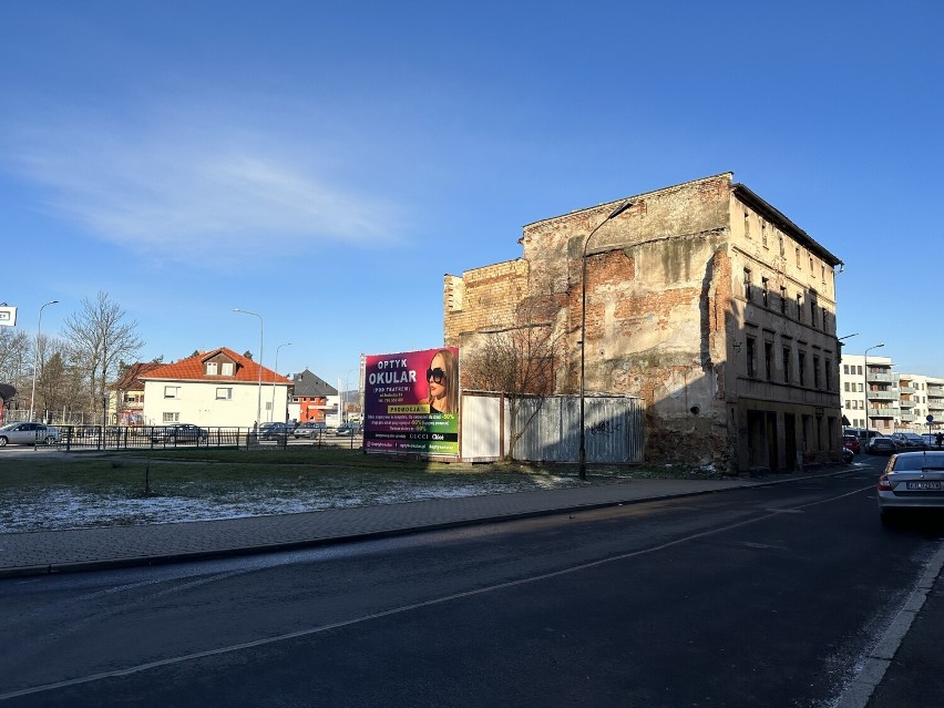 Budynek po byłej piekarni od lat szpecił centrum Jeleniej...