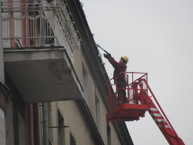 Z powodu roztopów firmy zajmujące się odśnieżaniem dachów mają sporo pracy w Kaliszu