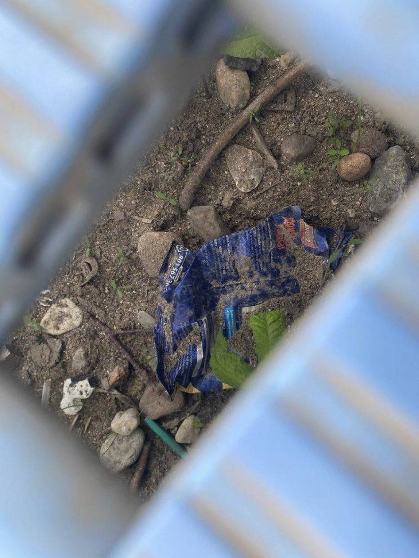 Głogowski bulwar nad Odrą: Zerwane ławki i śmieci powpychane w trampoliny dla dzieci 