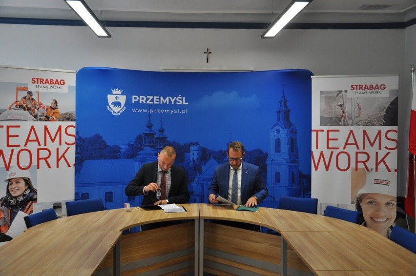 Umowę na rozbudowę ul. Wysockiego w Przemyślu podpisali...