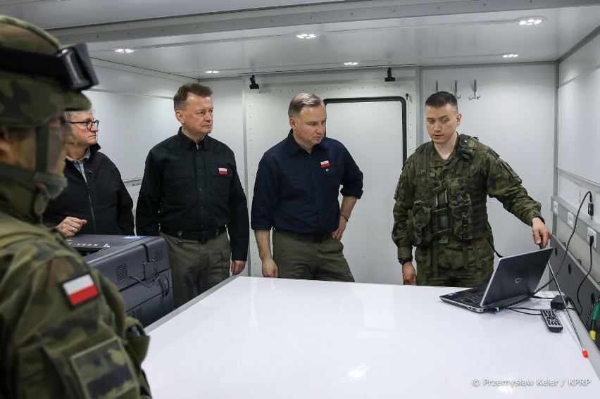 Prezydent Andrzej Duda w woj. podlaskim. Obserwował ćwiczenia DEFENDER–Europe 22 w Nowogrodzie
