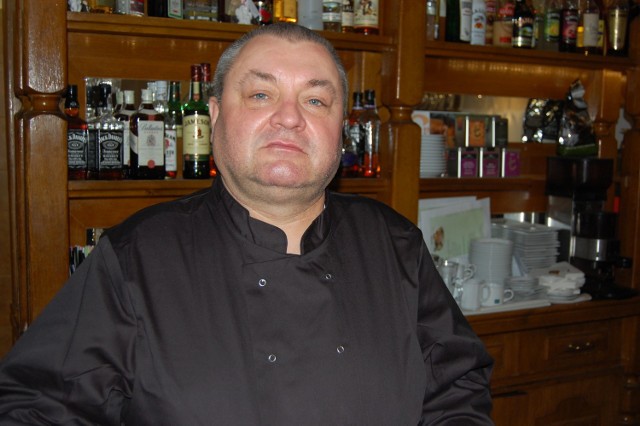 Marek Żelaniec - kucharz w restauracji W Zamku w Bytowie