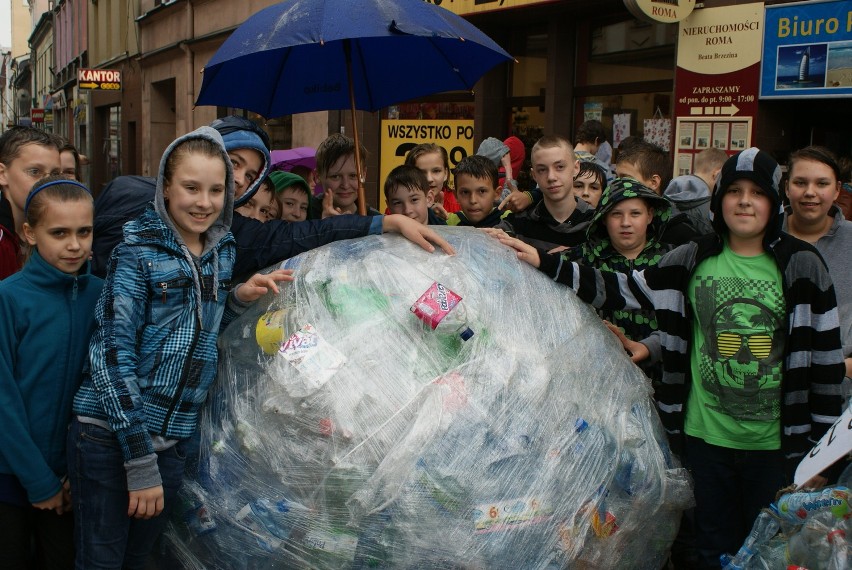 Rybnik: DZieciaki zrobiły gigantyczne kule ze śmieci w ramacj konkursu ekologicznego  ZOBACZ ZDJĘCIA