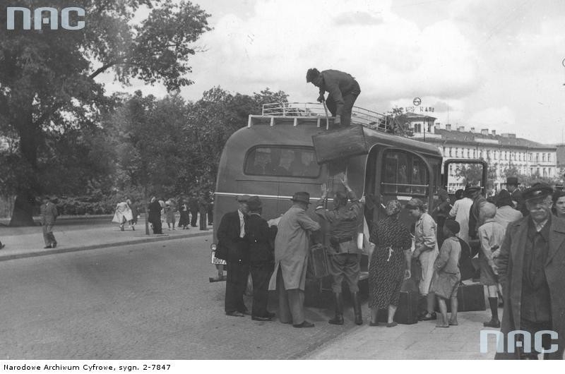Tłum ludzi przed autobusem linii pocztowej Lublin - Zamość.