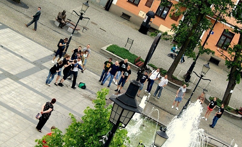 Juwenalia 2011: Studenci wykąpali się w fontannie. Zareagowała straż miejska [ZDJĘCIA]